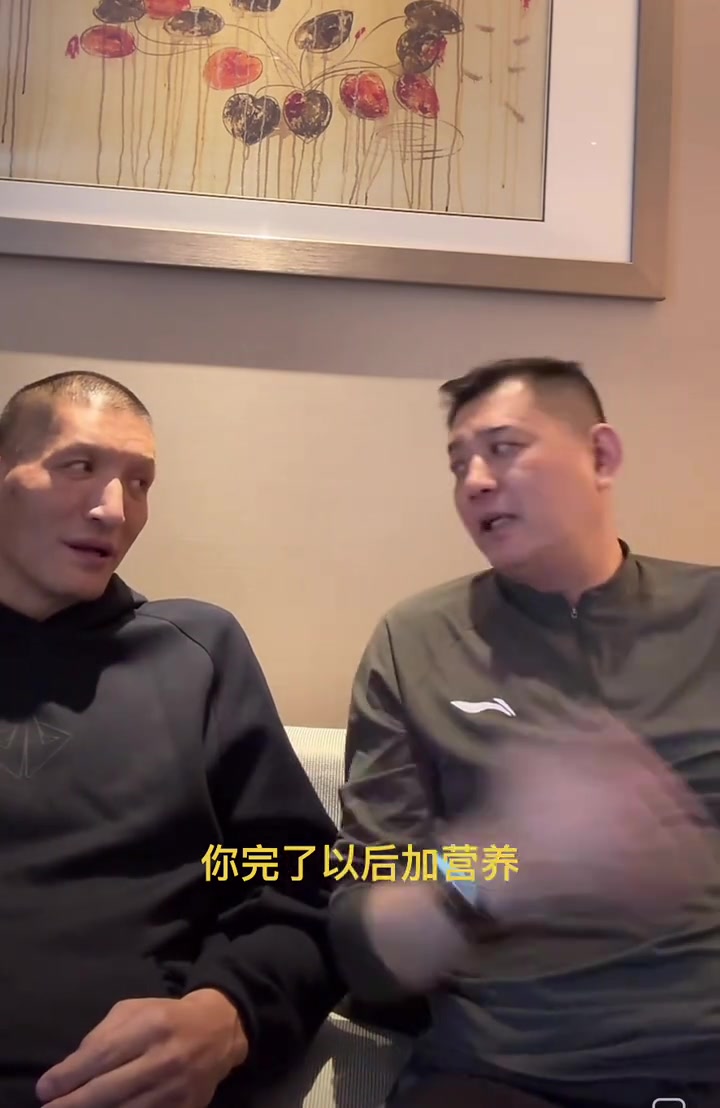 巩晓彬:打球时晚上加营养就是吃方便面 巴特尔:还是方便面最香